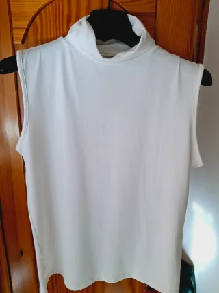Jersey cuello alto sin mangas blanco
