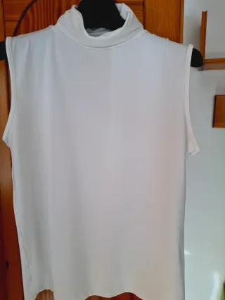 Jersey cuello alto sin mangas blanco