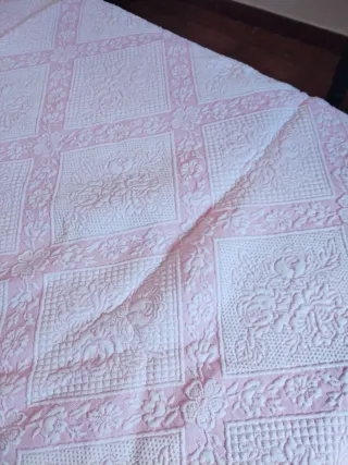 Colcha rosa de casal com padrão floral