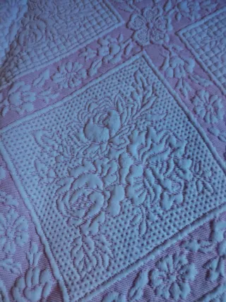 Colcha rosa de casal com padrão floral