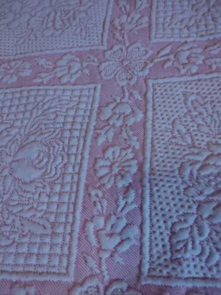 Colcha rosa de casal com padrão floral