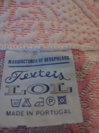 Colcha rosa de casal com padrão floral