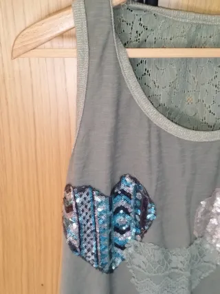 Top Abstracto verde con corazones de lentejuelas