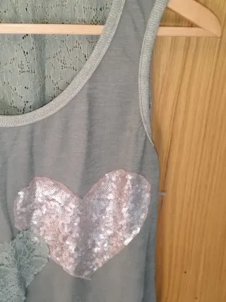 Top Abstracto verde con corazones de lentejuelas