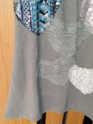 Top Abstracto verde con corazones de lentejuelas