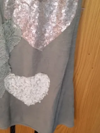 Top Abstracto verde con corazones de lentejuelas