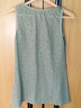 Top Abstracto verde con corazones de lentejuelas