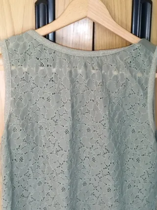 Top Abstracto verde con corazones de lentejuelas