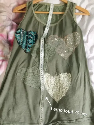 Top Abstracto verde con corazones de lentejuelas