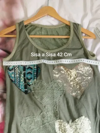 Top Abstracto verde con corazones de lentejuelas