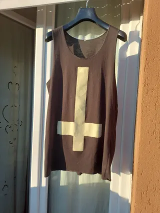 Canotta marroncina con Croce beige