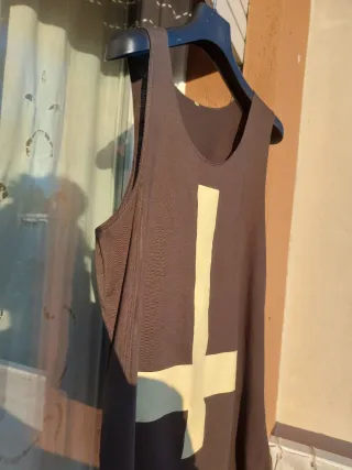 Canotta marroncina con Croce beige