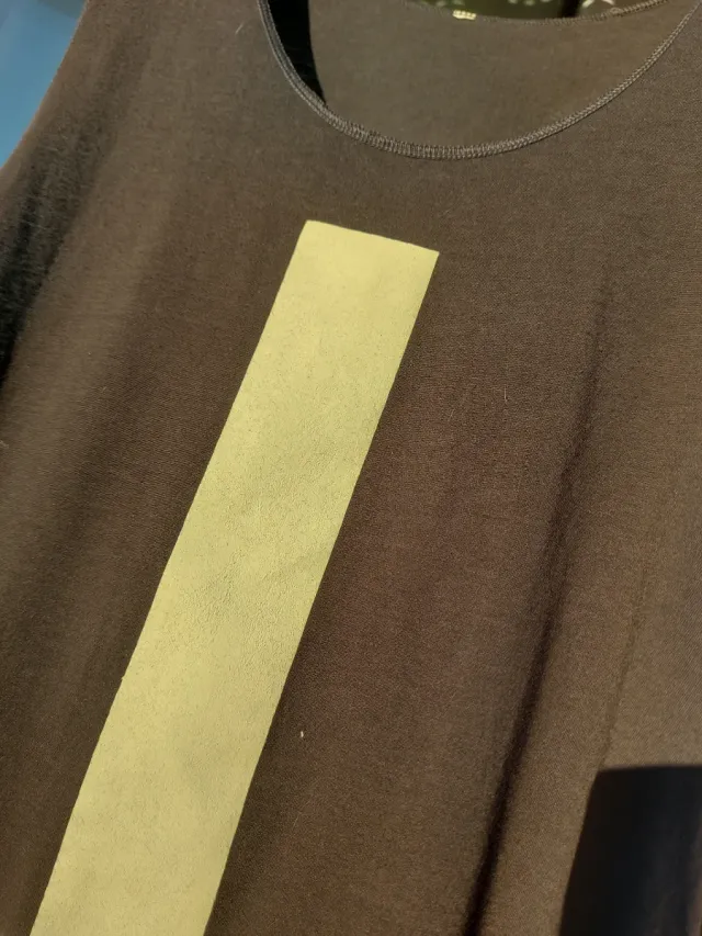 Canotta marroncina con Croce beige