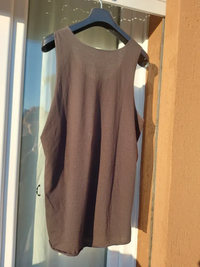 Canotta marroncina con Croce beige