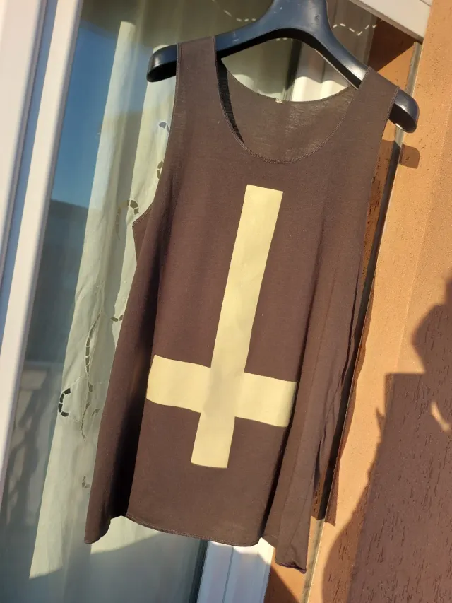 Canotta marroncina con Croce beige