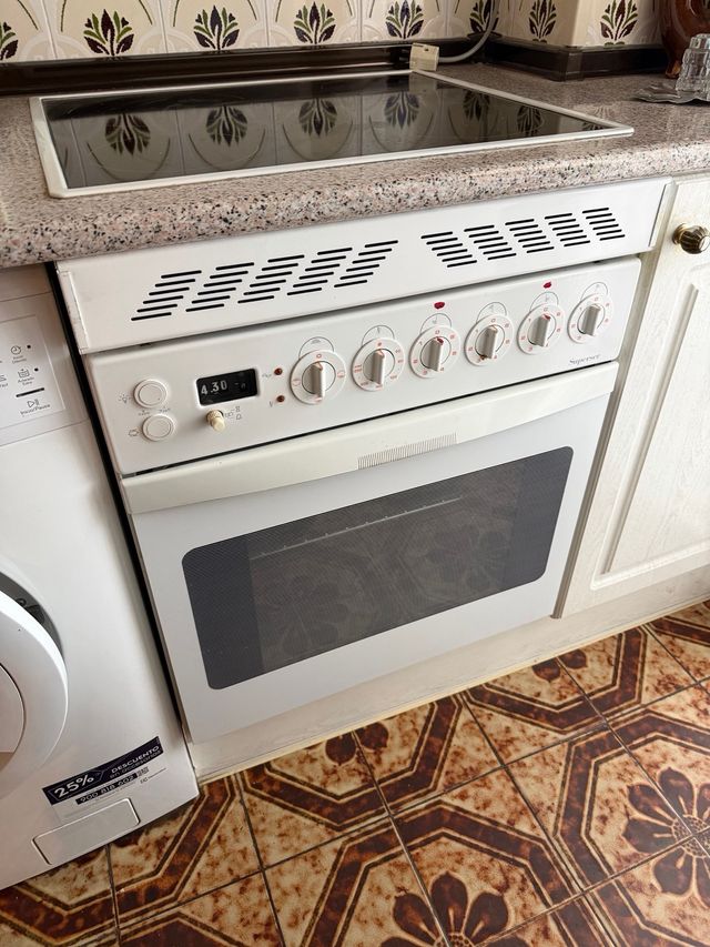 Horno blanco con vitrocerámica