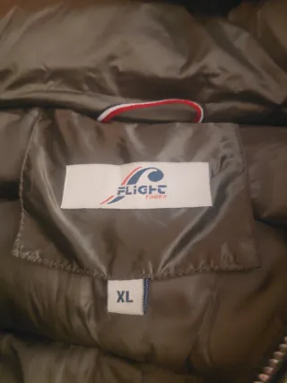 Anorak gris plateado com capucha, poco pesado.