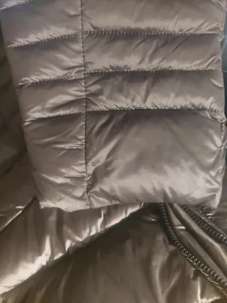 Anorak gris plateado com capucha, poco pesado.