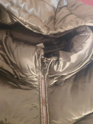 Anorak gris plateado com capucha, poco pesado.