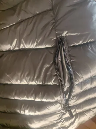 Anorak gris plateado com capucha, poco pesado.