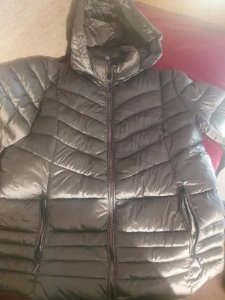 Anorak gris plateado com capucha, poco pesado.