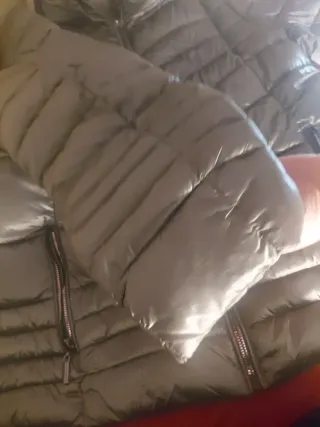 Anorak gris plateado com capucha, poco pesado.