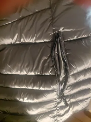 Anorak gris plateado com capucha, poco pesado.