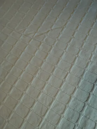 Colcha branca com franjas