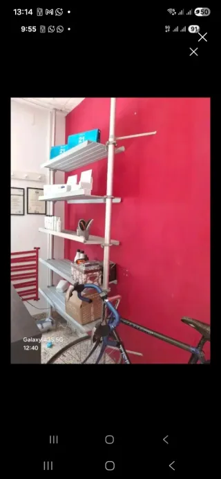 Estantería metálica plateada