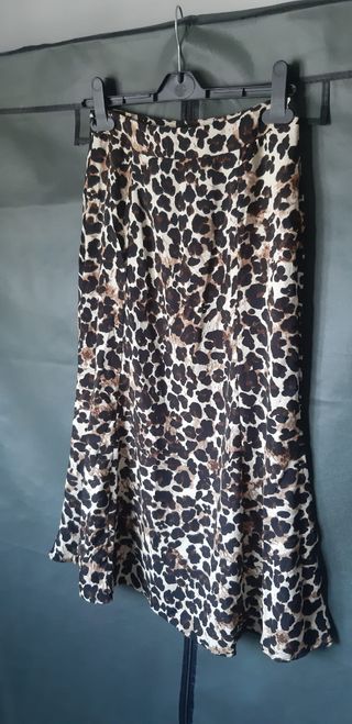 Falda de corte midi. Nueva sin estrenar. Estampado