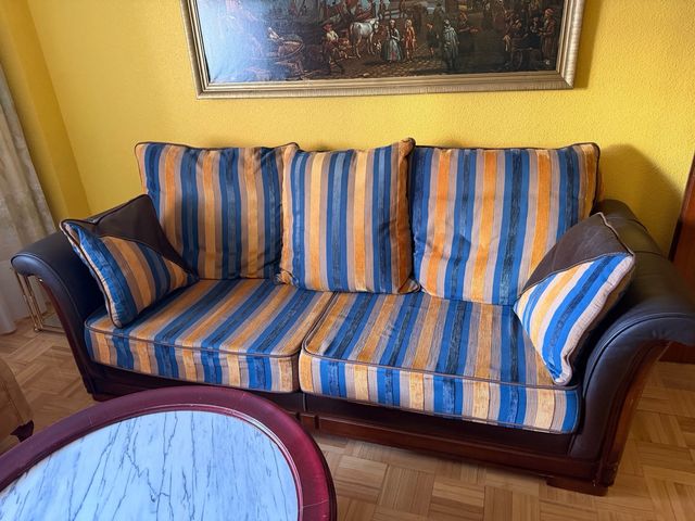 Sofá de cuero marrón y tela a rayas