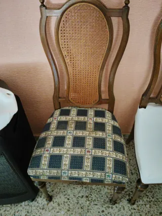 Conjunto mesa y sillas madera y rejilla . 6 sillas