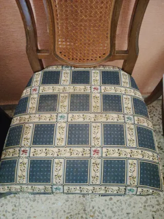 Conjunto mesa y sillas madera y rejilla . 6 sillas