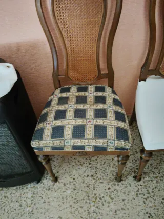 Conjunto mesa y sillas madera y rejilla . 6 sillas