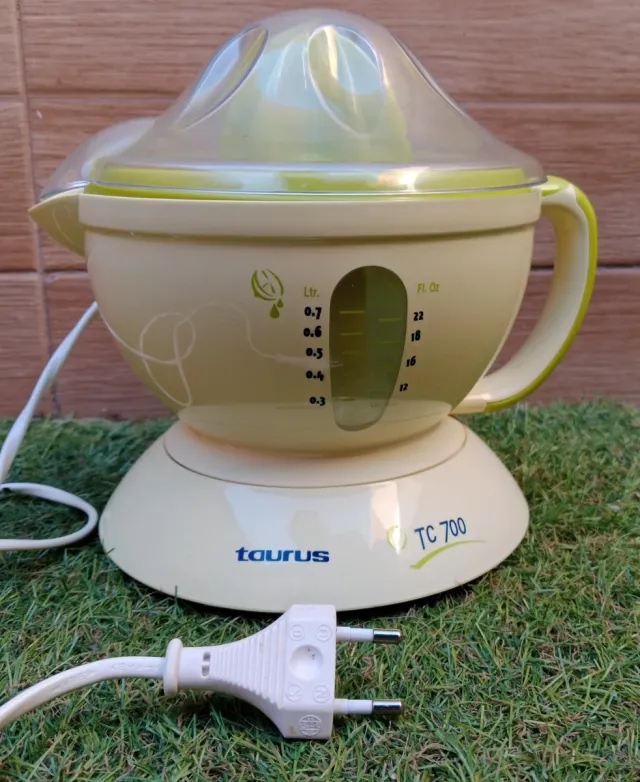 Exprimidor Taurus TC 700