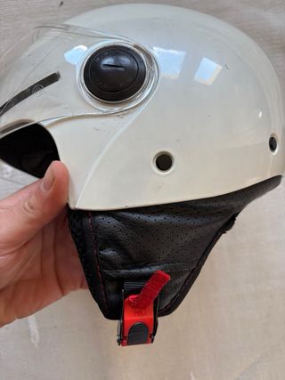 Casco de moto blanco con visera