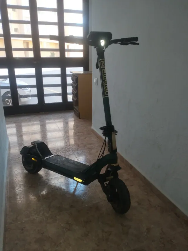 Patinete Eléctrico verde de montaña