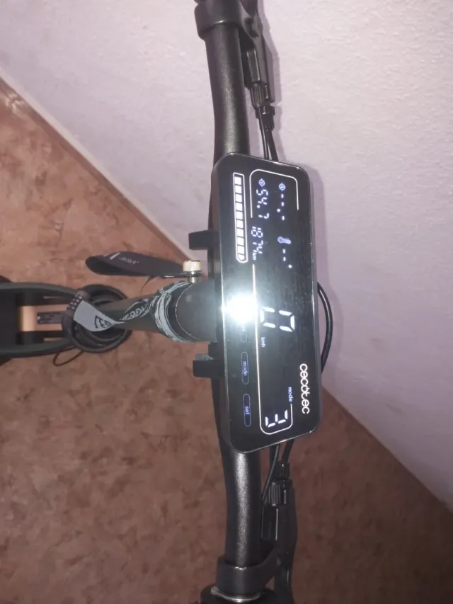 Patinete Eléctrico verde de montaña