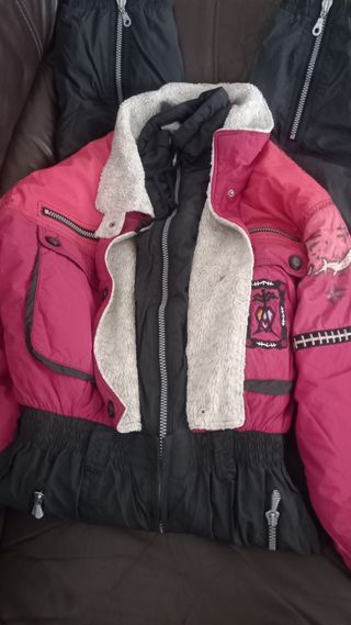 Mono de nieve rosa y negro