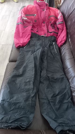 Mono de nieve rosa y negro