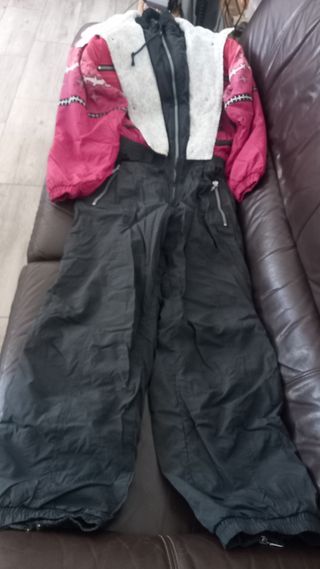 Mono de nieve rosa y negro