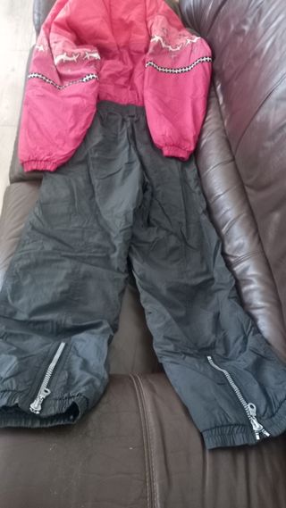 Mono de nieve rosa y negro