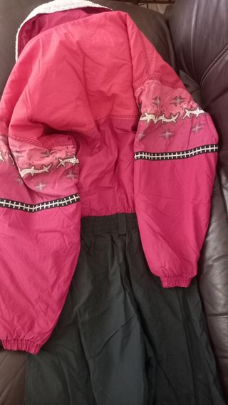 Mono de nieve rosa y negro