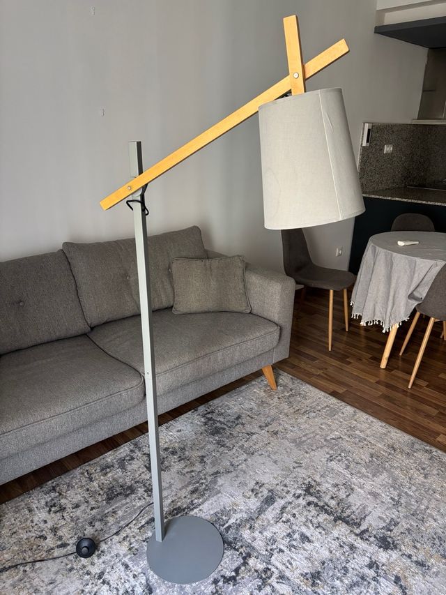 Lámpara de pie moderna madera y metal