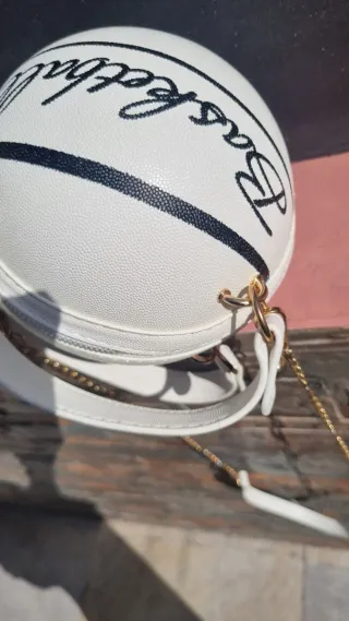 Bolso blanco con cadena dorada