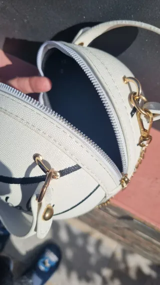 Bolso blanco con cadena dorada