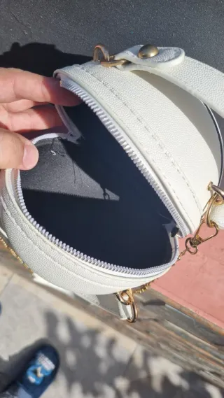 Bolso blanco con cadena dorada