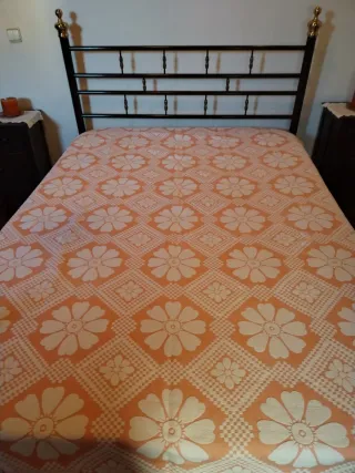 Colcha de casal salmão e branca