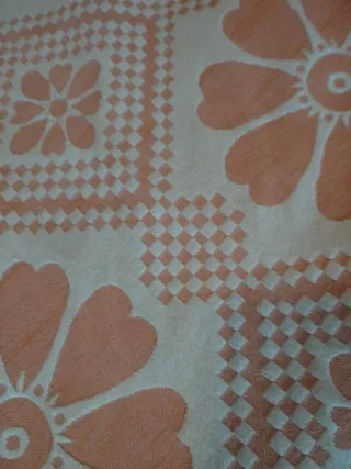 Colcha de casal salmão e branca