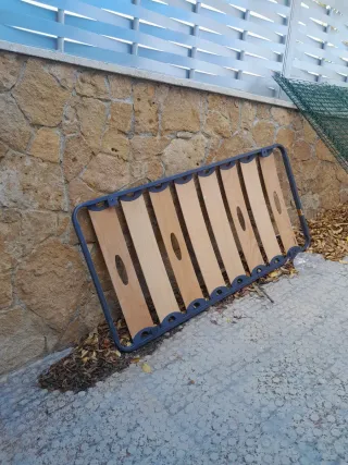 Somier de cama metálico y madera